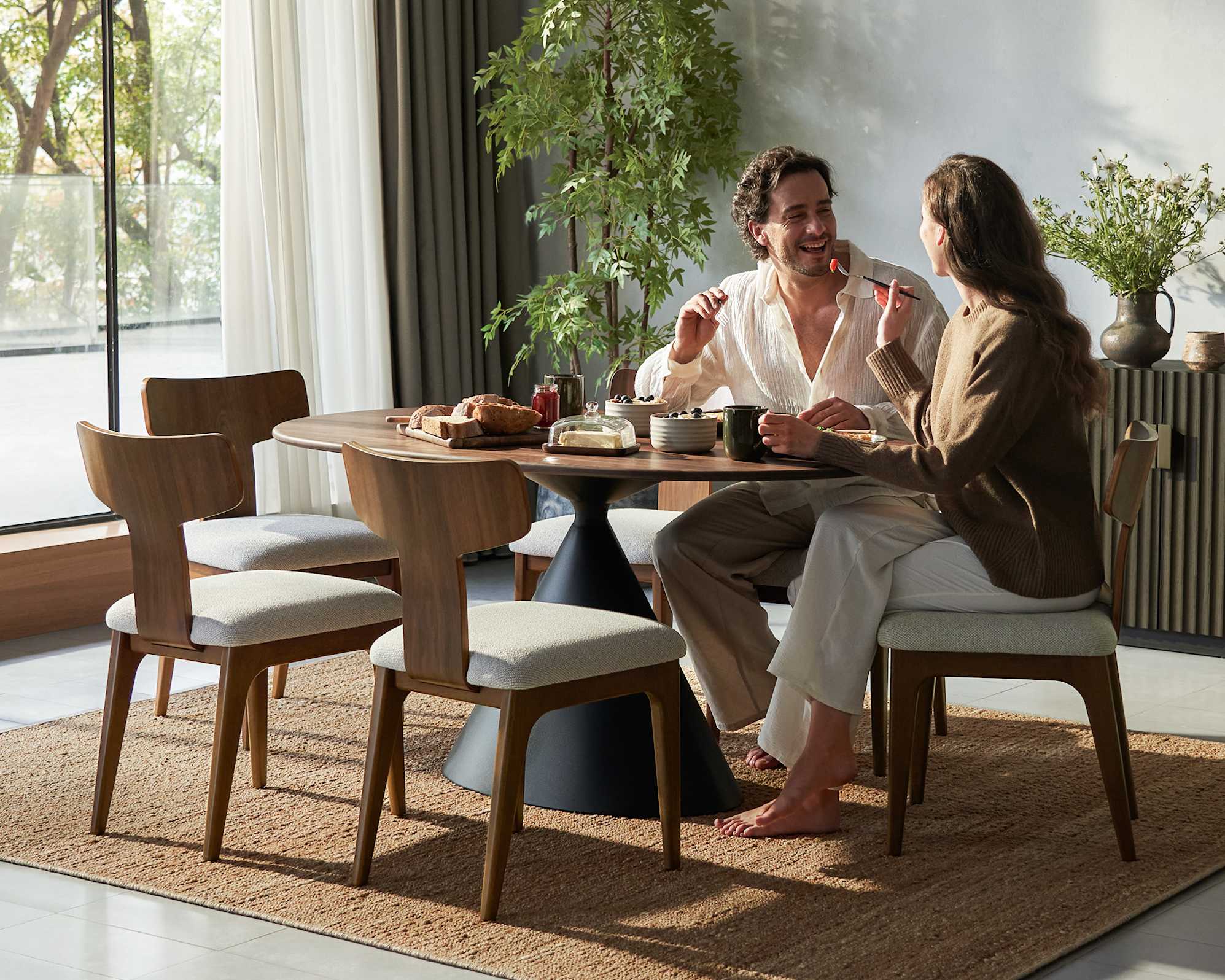 Forma Oval Dining Table 4