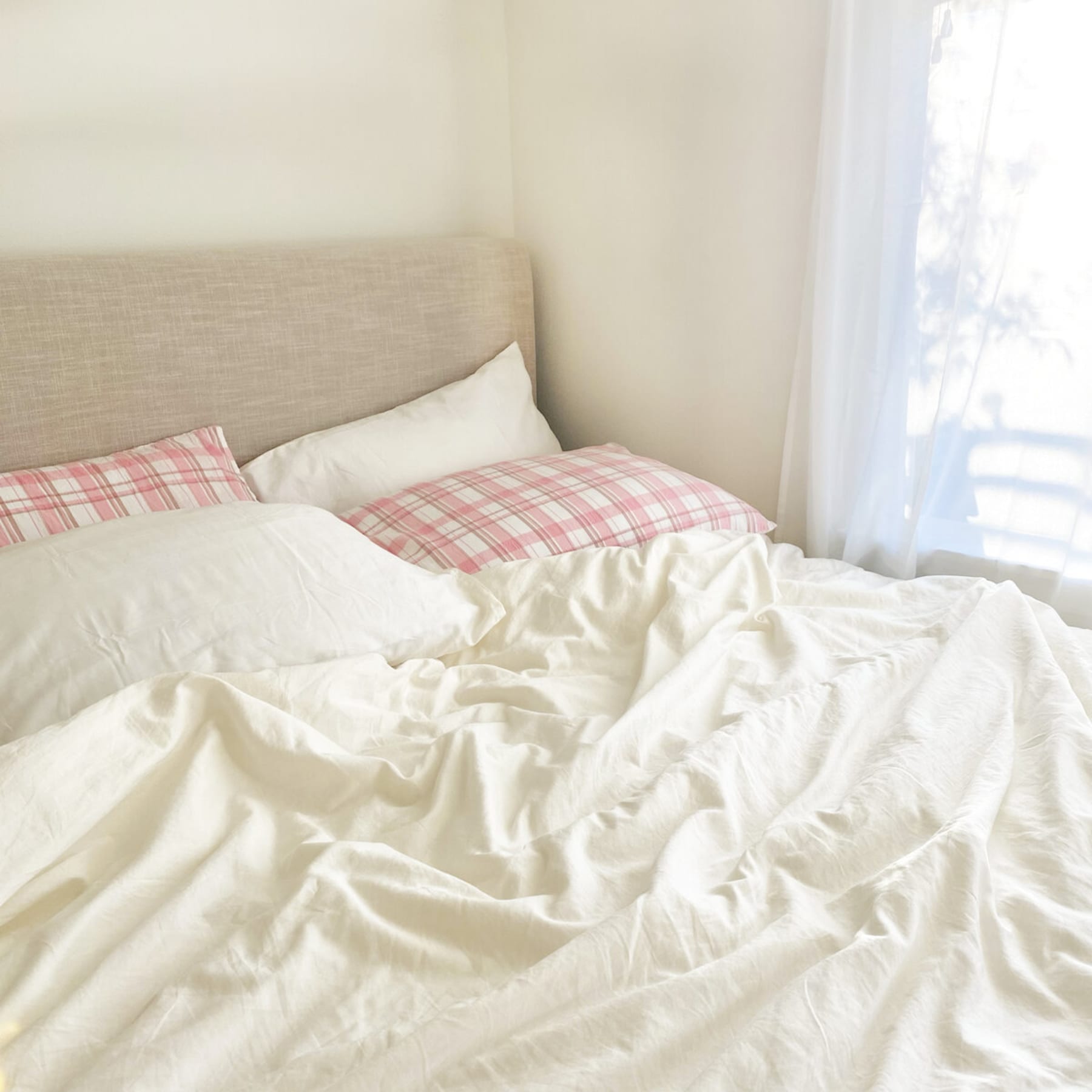 A sateen duvet with contrasting baby pink pillowcases.