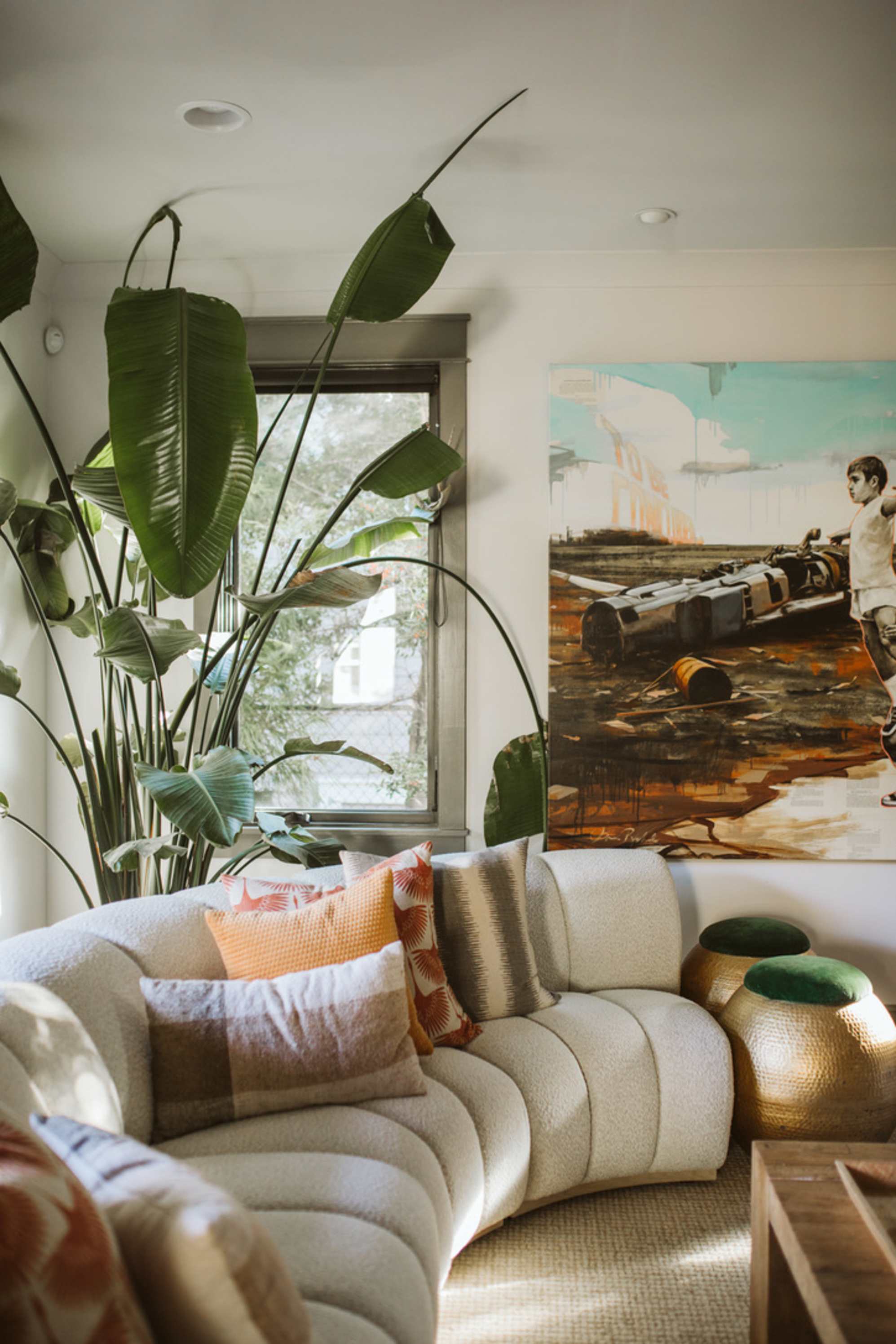 https://res.cloudinary.com/castlery/image/upload/w_1995%2Cf_auto%2Cq_auto/v1736393337/blogs/Feng%20Shui%20tips%20for%20the%20living%20room/bbbuffaloe_Marlow_Boucle_Chaise_Sectional_Sofa.jpg