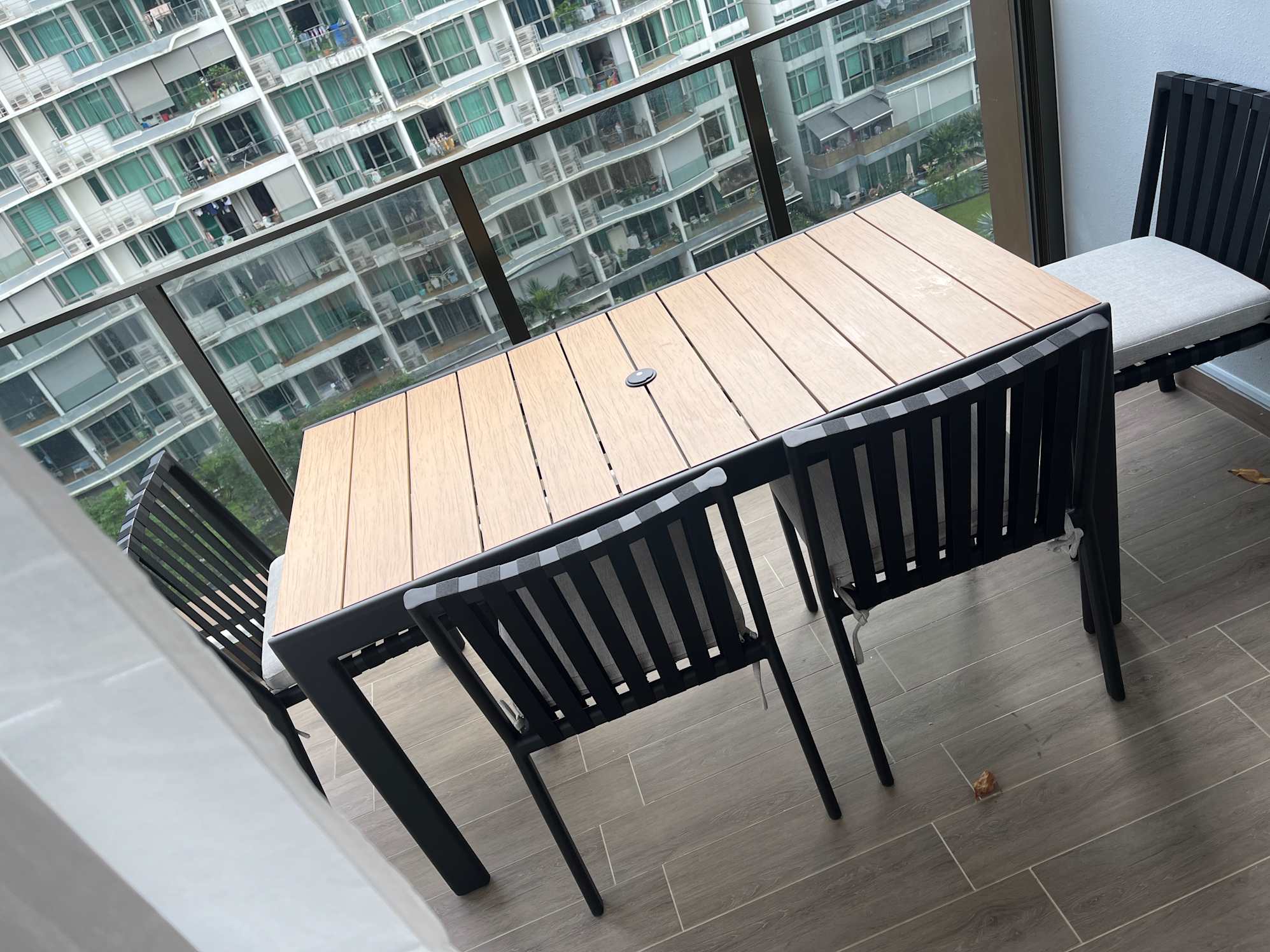 review from Comfortable and modern Table sets