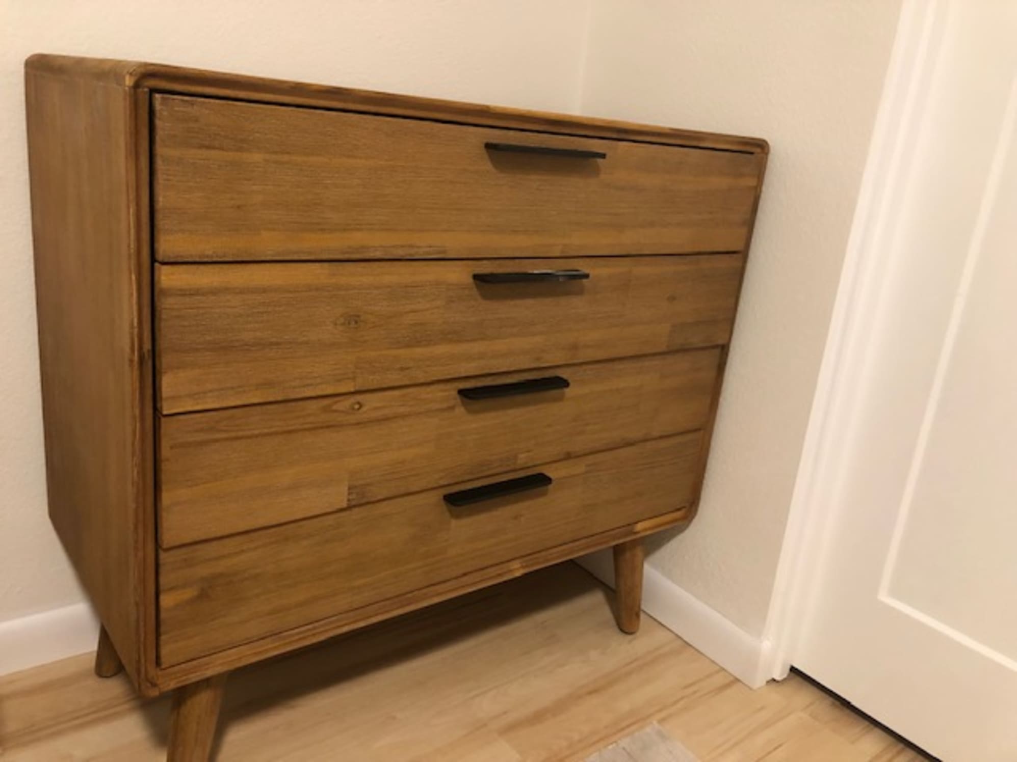 Wonderful, solid 4-drawer dresser!