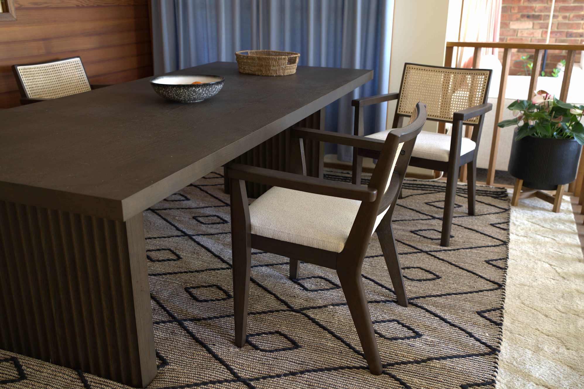 review from Well-made, stylish, and solid dining table