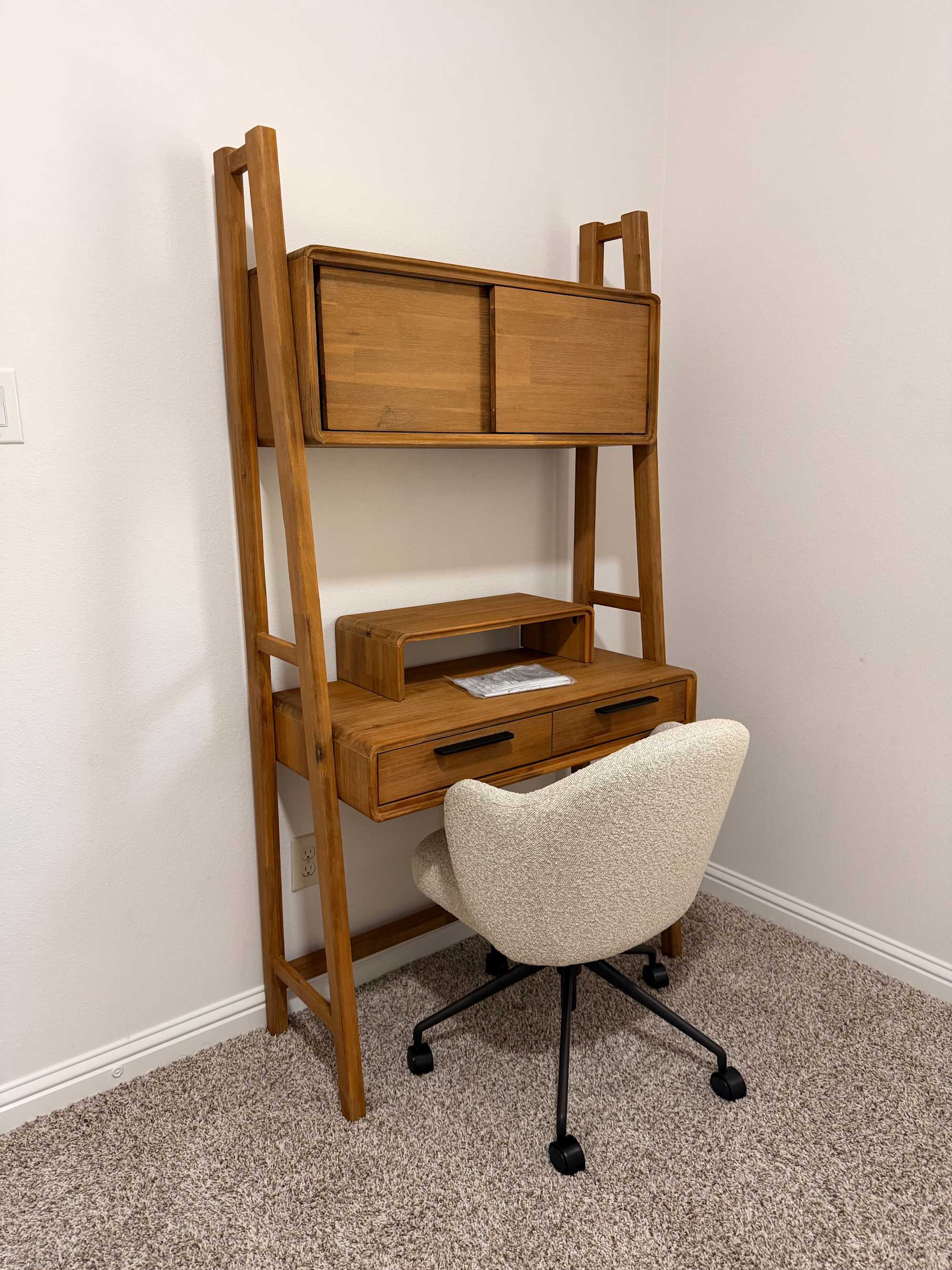 Amazing desk for smaller space