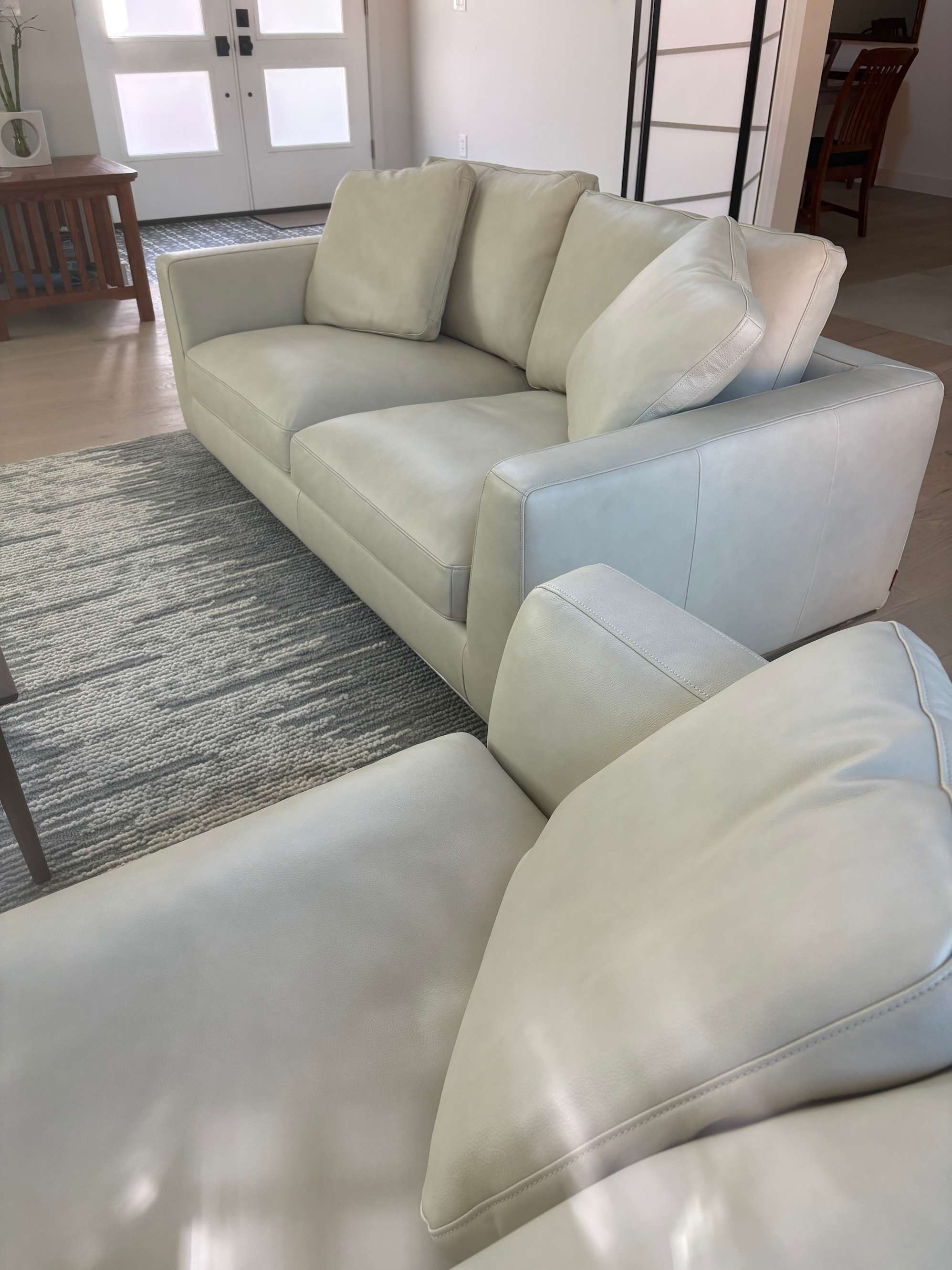 Back ordered loveseat different dielot