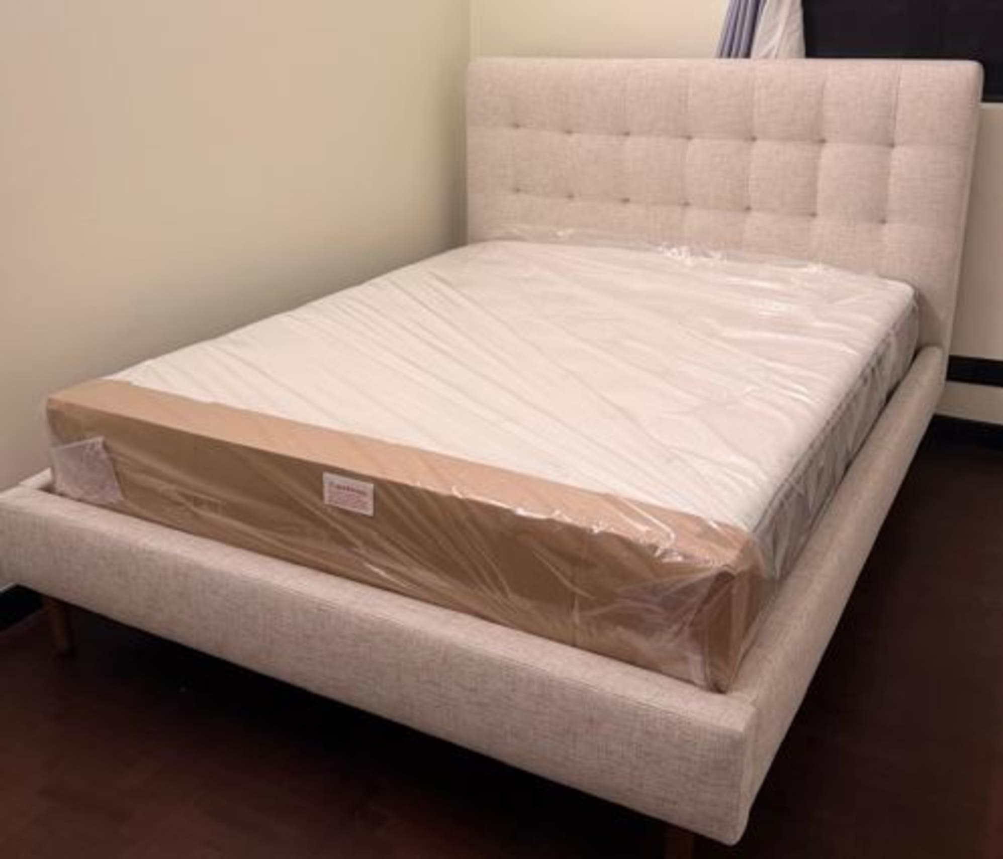 Queen size bedframe