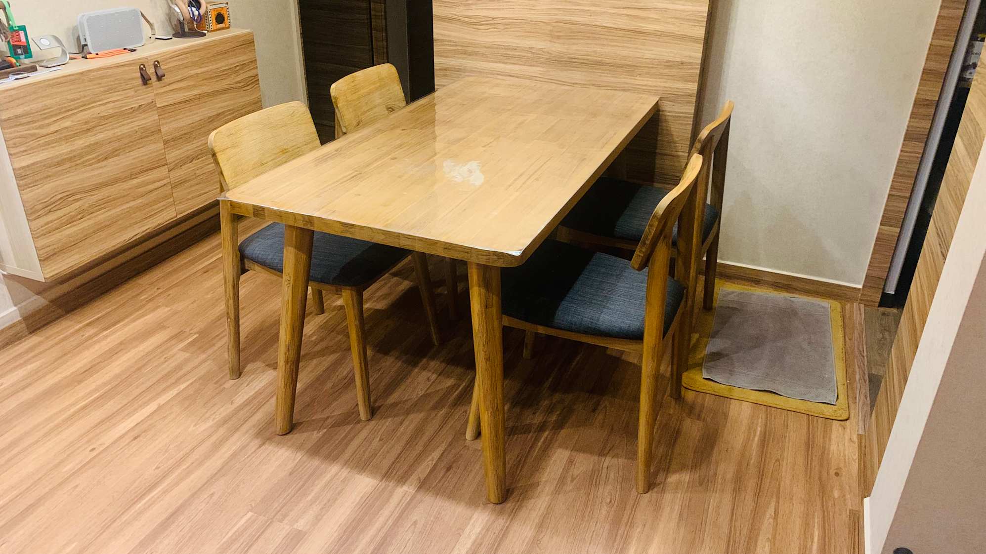 review from Seb dining table and chairs