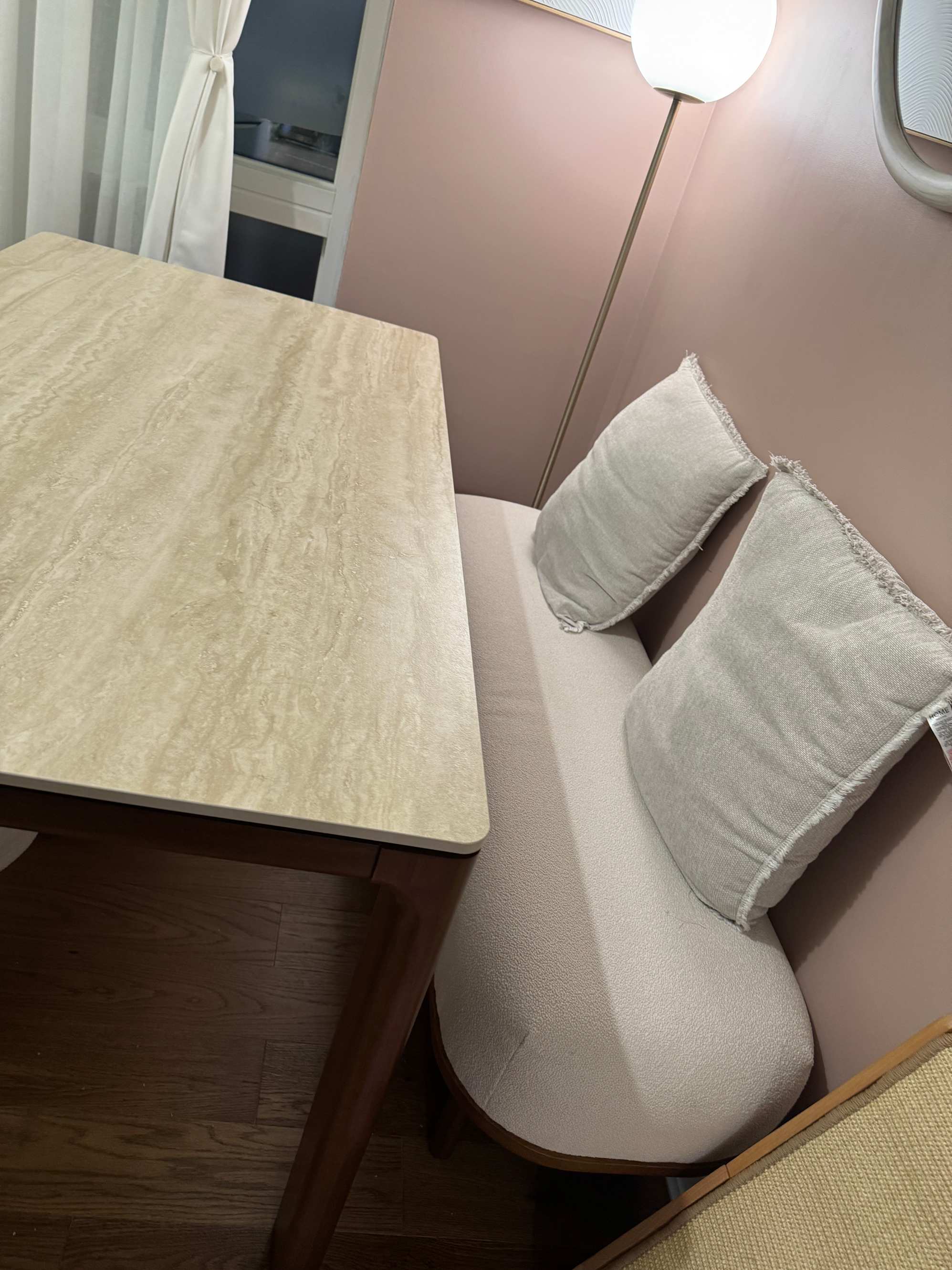 The best dinner table I ever had it’s beautiful and nice I h