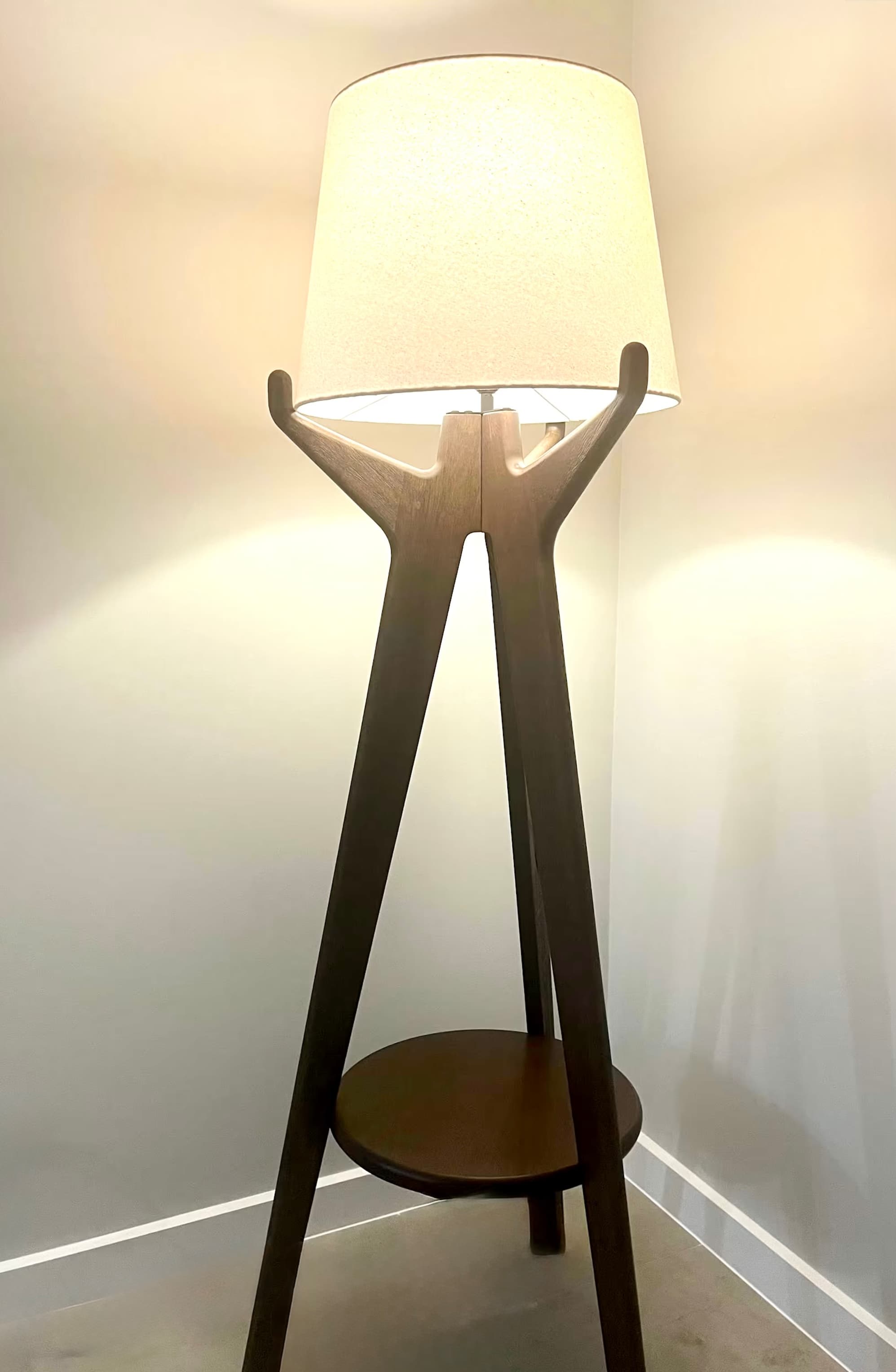 Beautiful floor standing light only wish the cable was white