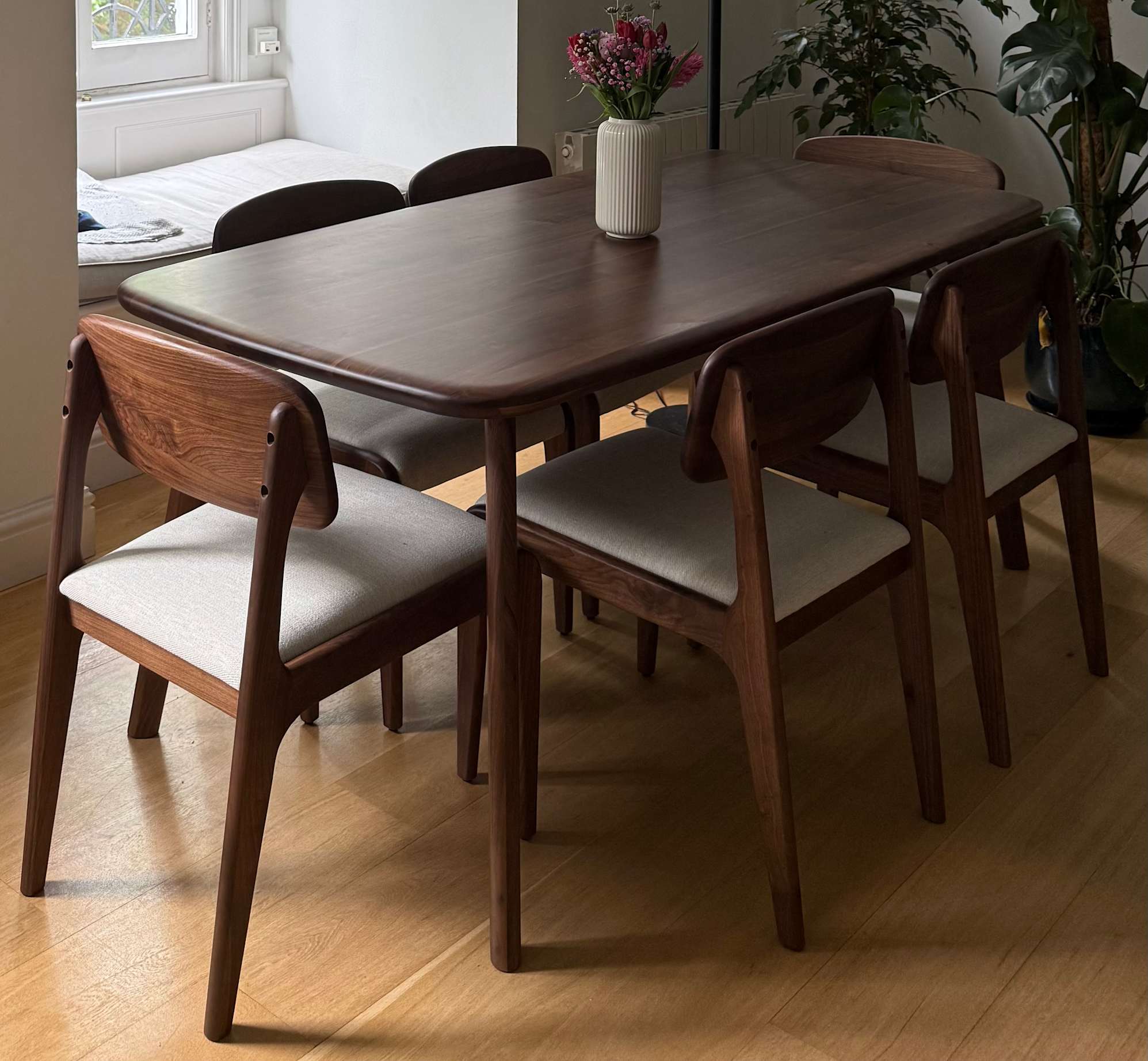 Gorgeous table and chairs