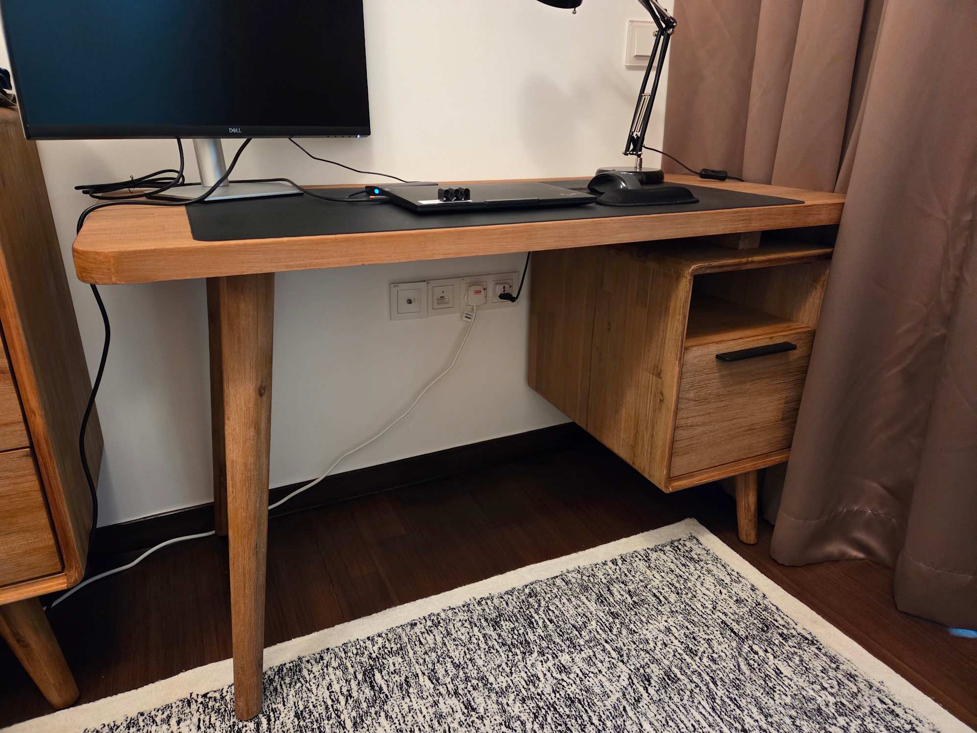 Solid desk overall