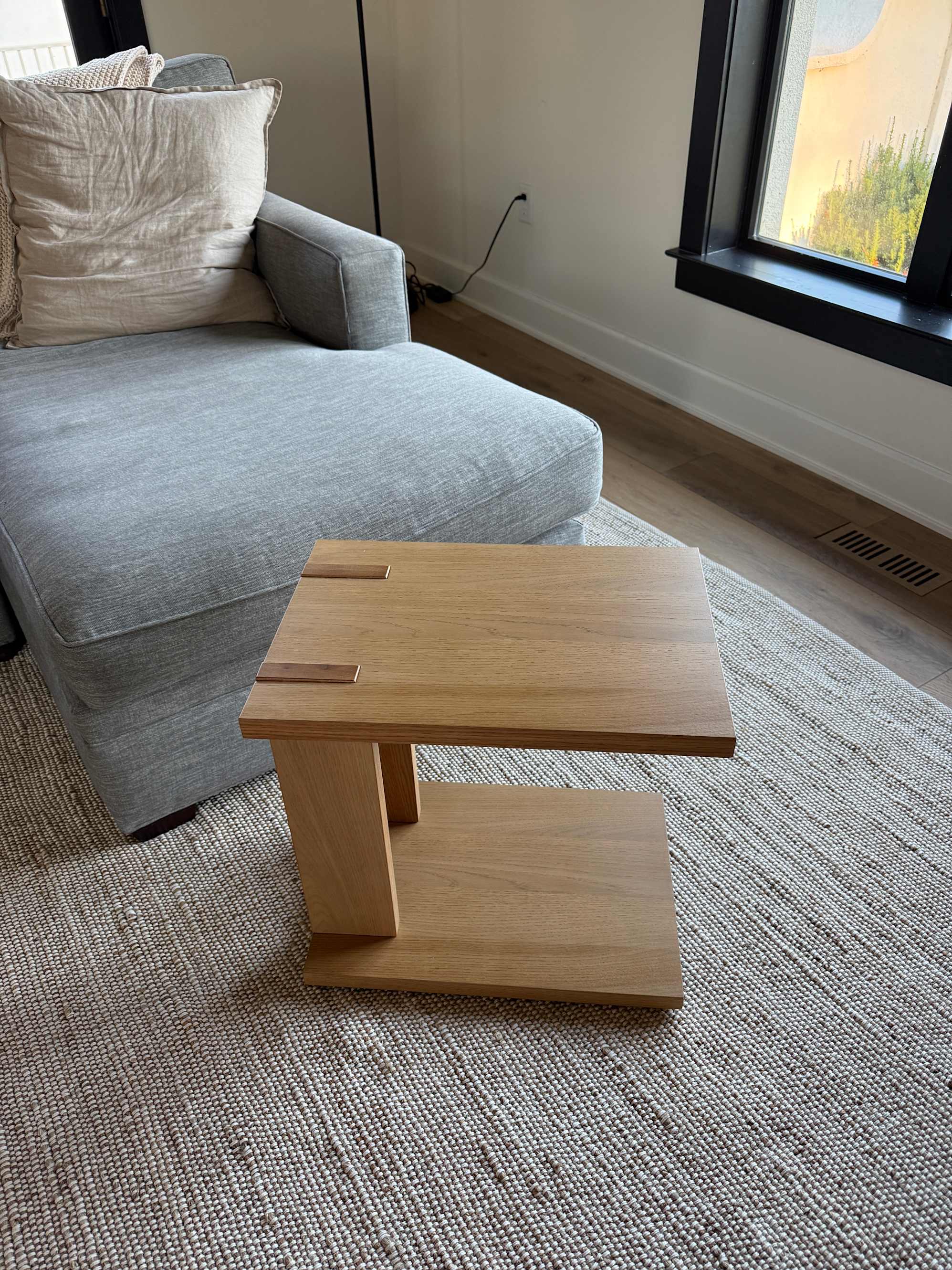 Beautiful warm oak color, very sturdy