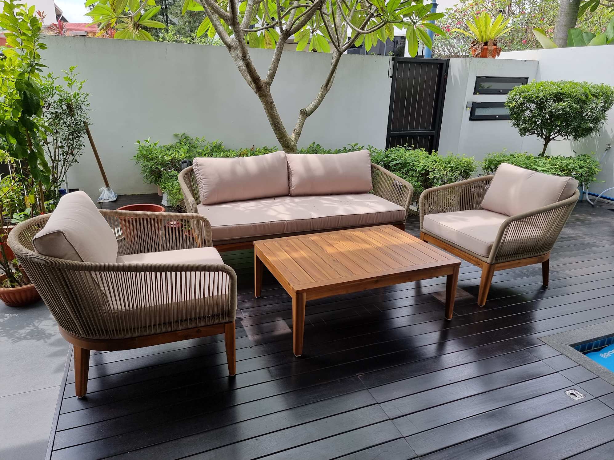 Good outdoor lounge set