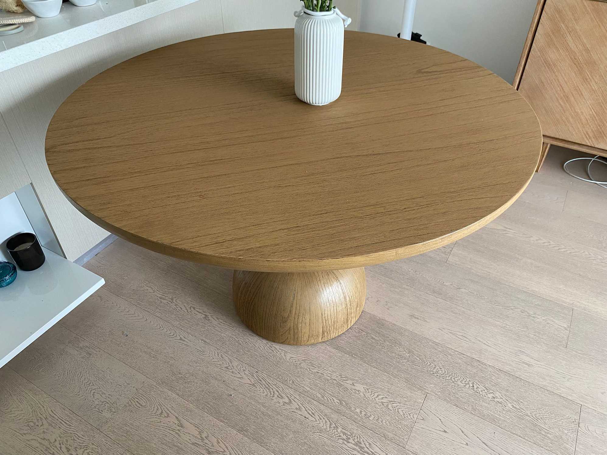 Beautiful round table!