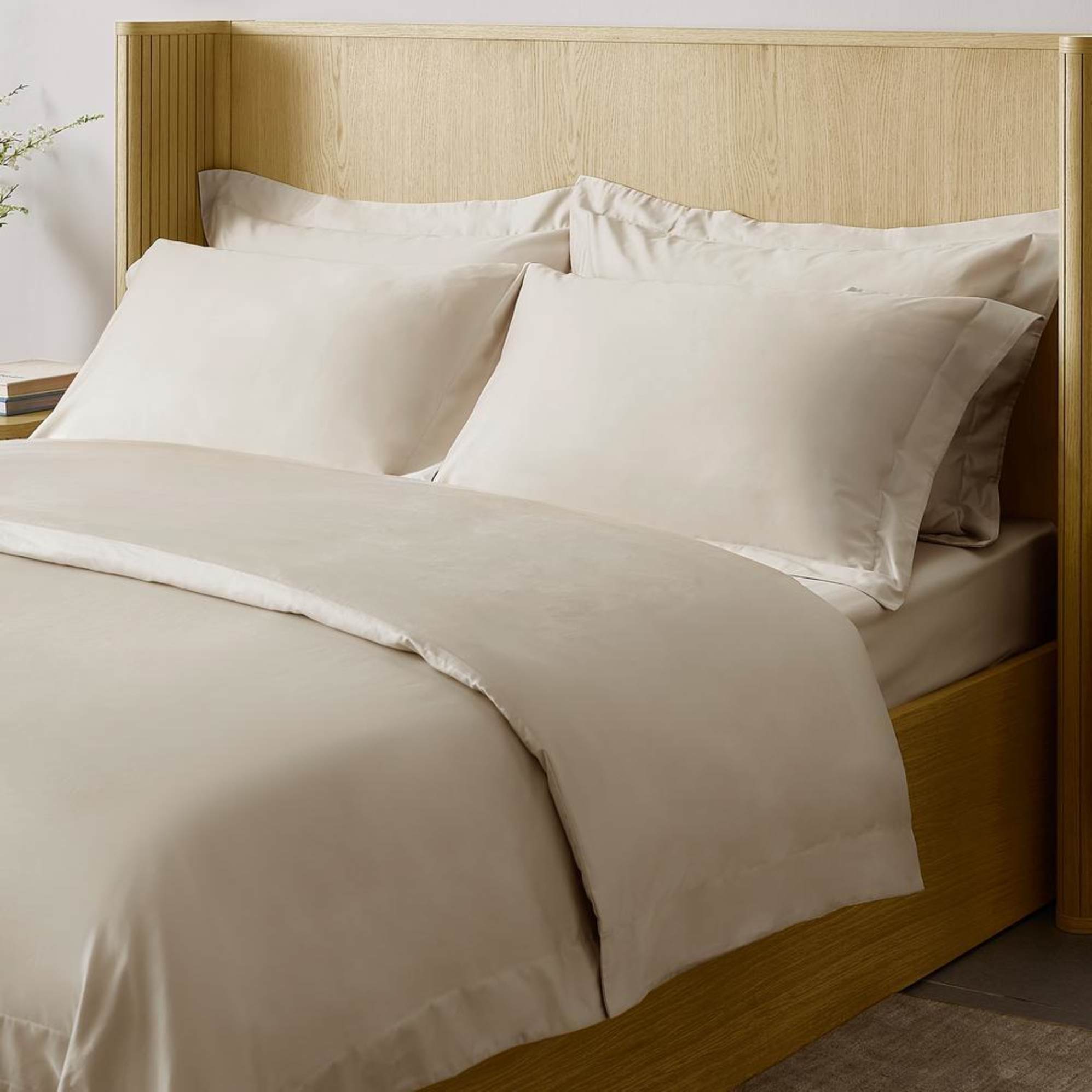 An Egyptian cotton duvet, bedsheet, and pillowcase set.