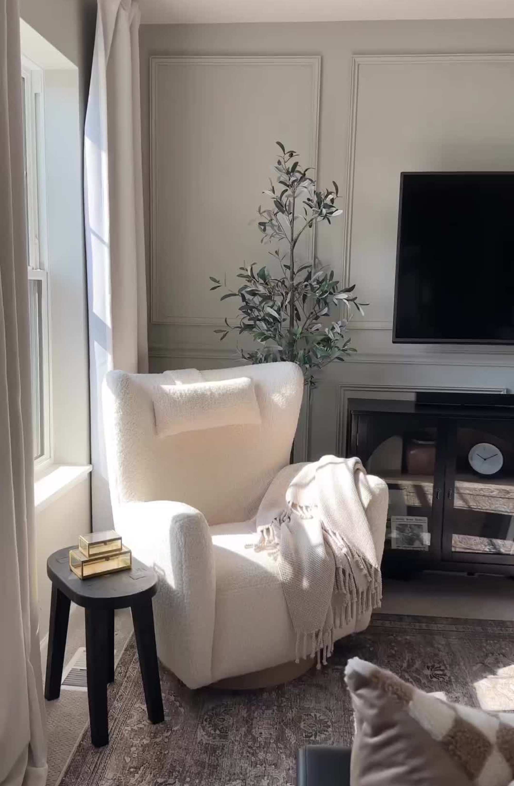 Instagram post by @homeonelleavenue - 476