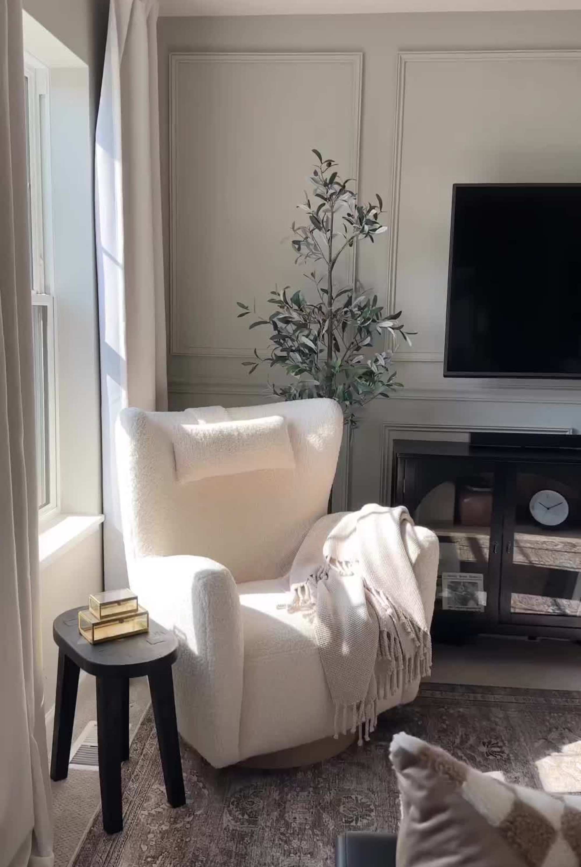 Instagram post by @homeonelleavenue - 476