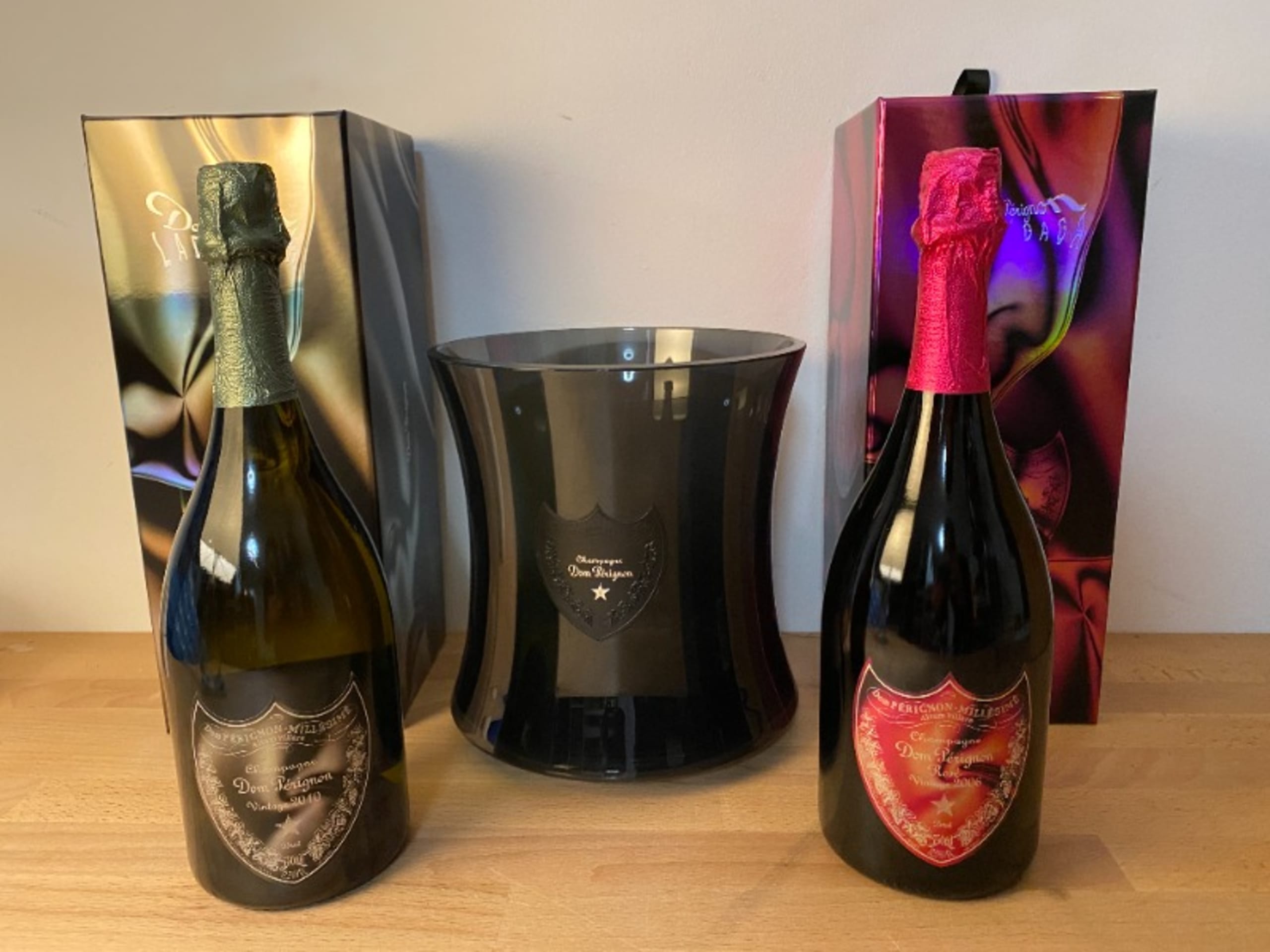 Pack 2 x Dom Pérignon Lady Gaga -  Brut 2010 / Rosé 2006 + Seau à champagne bucket  (rare), Champagne