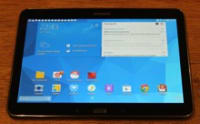 Foto van Samsung Galaxy Tab 4 schuin van boven genomen