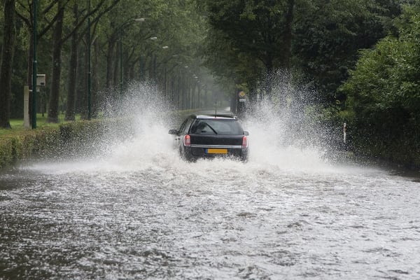 overstroming-straat-auto