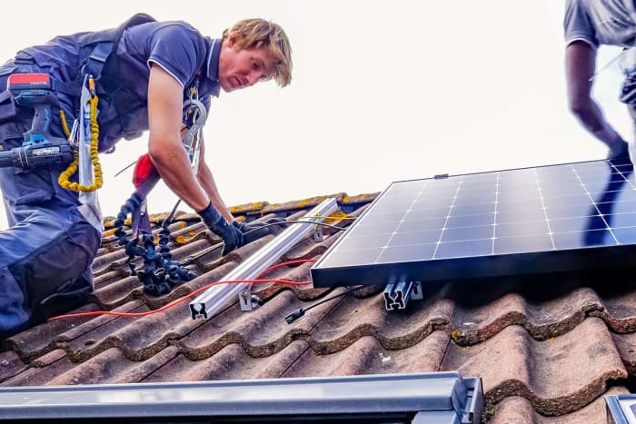 zonnepanelen-installeren-1200x800