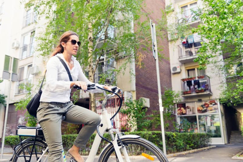 elektrische-fiets-vrouw-fietsen-stad