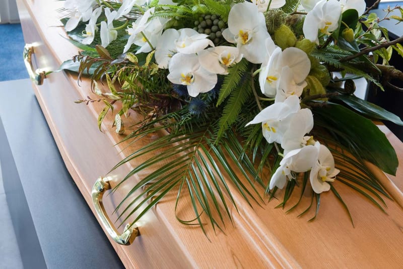 Uitvaart kist bloemen