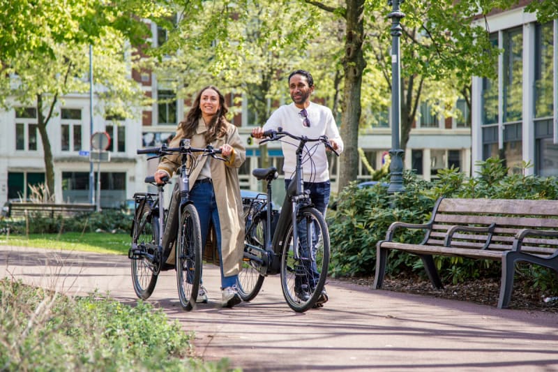 E-bike accu lopen naast fiets