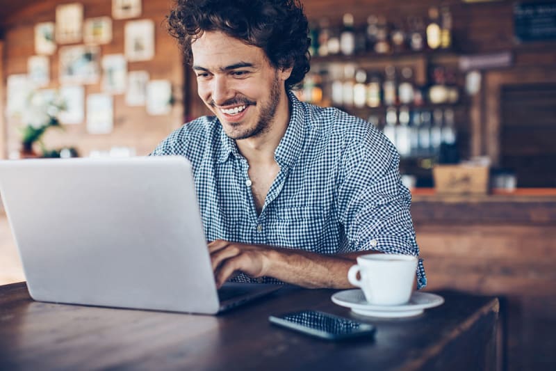 man-lachend-laptop