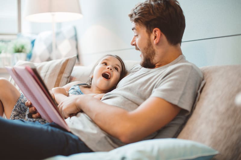 voorlezen vader dochter boek lezen samen plezier lachen