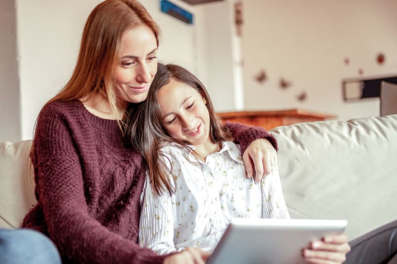 Moeder en dochter veilig online