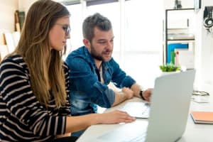 aansprakelijkheidsverzekeringen vergelijken achter je laptop