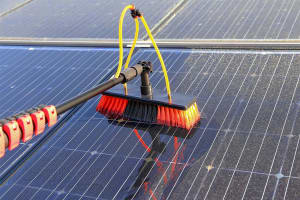 Zonnepanelen schoonmaken