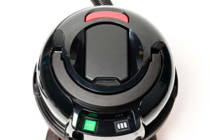 Numatic Henry - close up accu in stofzuiger