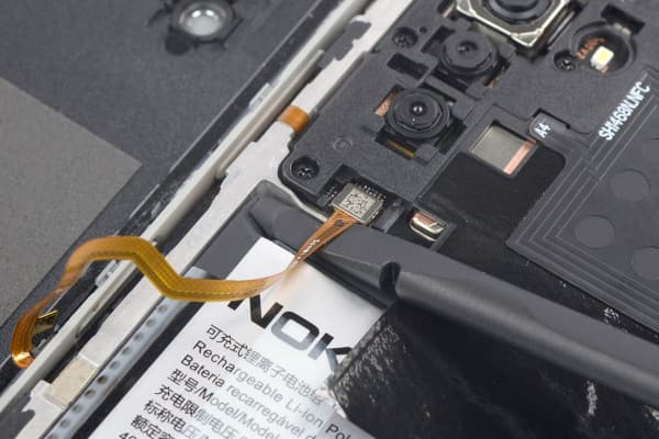 Nokia G22 vingerafdruklezer draad losmaken