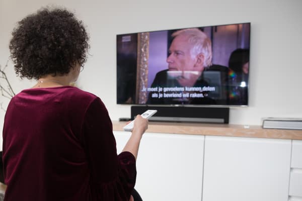 soundbar-televisie-kijken-vrouw