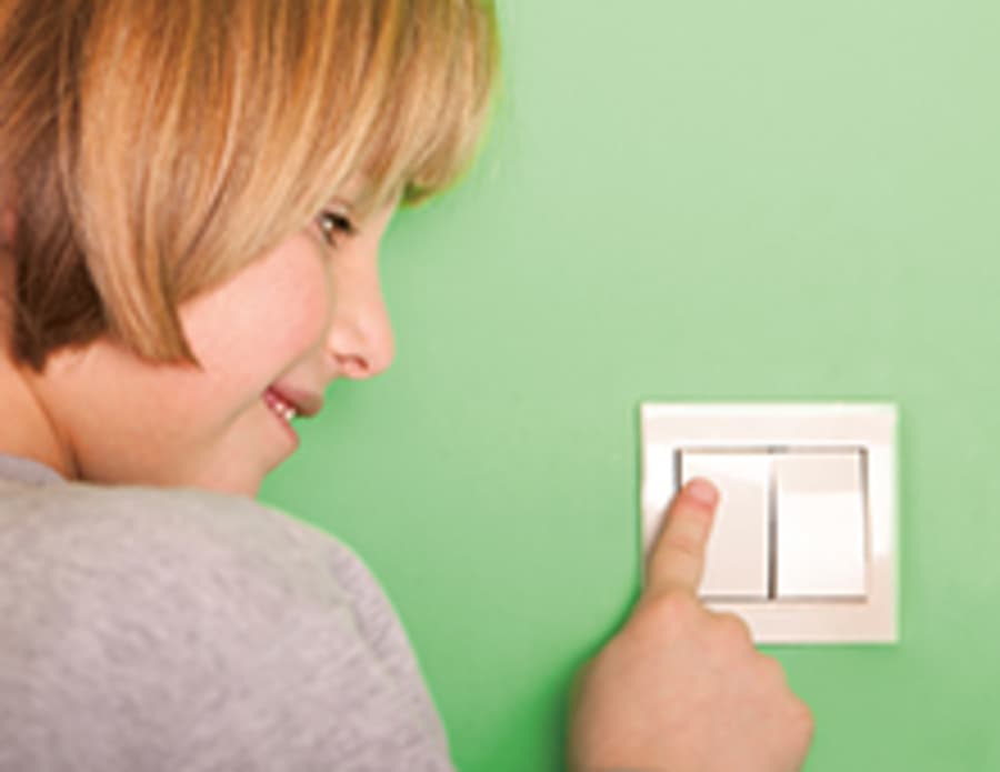 Kind met lichtknop