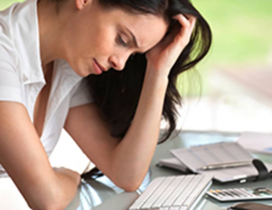 vrouw zorgen schulden papieren