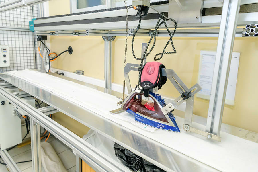 8890 Stof gladstrijken op strijkbank 1