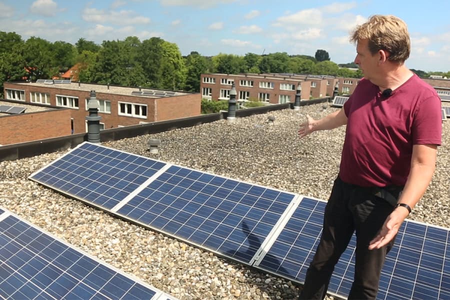 kooptips zonnepanelen man op dak