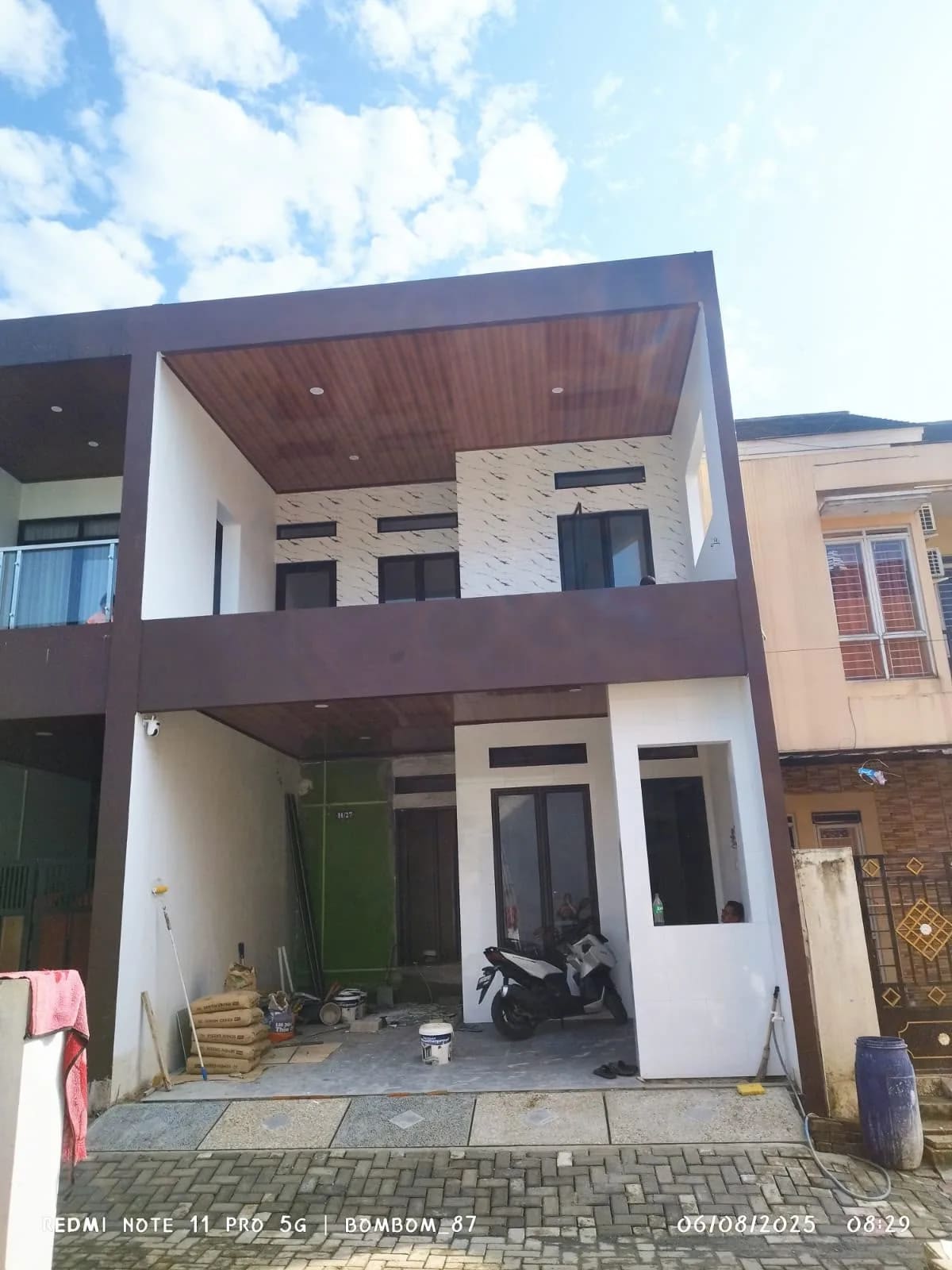 Detail pengerjaan instalasi pipa air kotor dan bersih tersembunyi.
