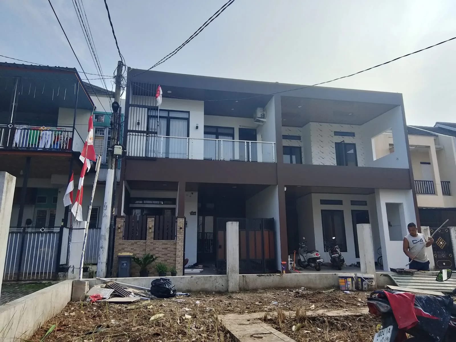 Pemasangan instalasi listrik interior terencana rapi sebelum plesteran akhir.