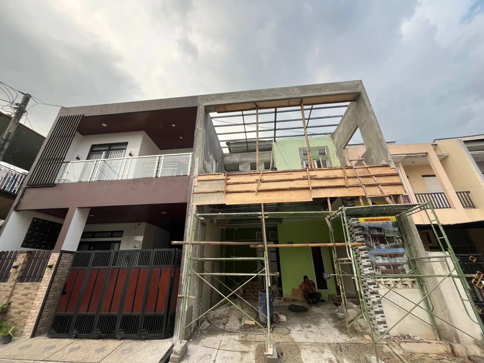 Proses pemasangan rangka baja atap pelana tahan gempa.