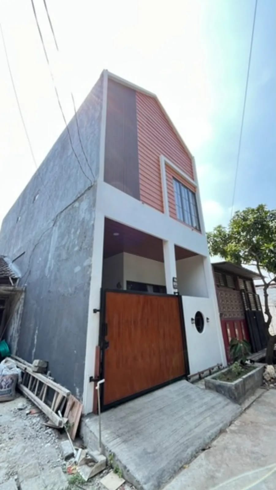 Pengerjaan struktur beton bertulang untuk kolom dan balok utama.