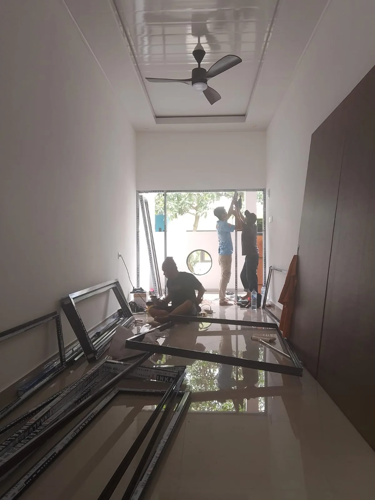 Instalasi jalur kelistrikan utama rumah yang tertata rapi di dalam dinding.