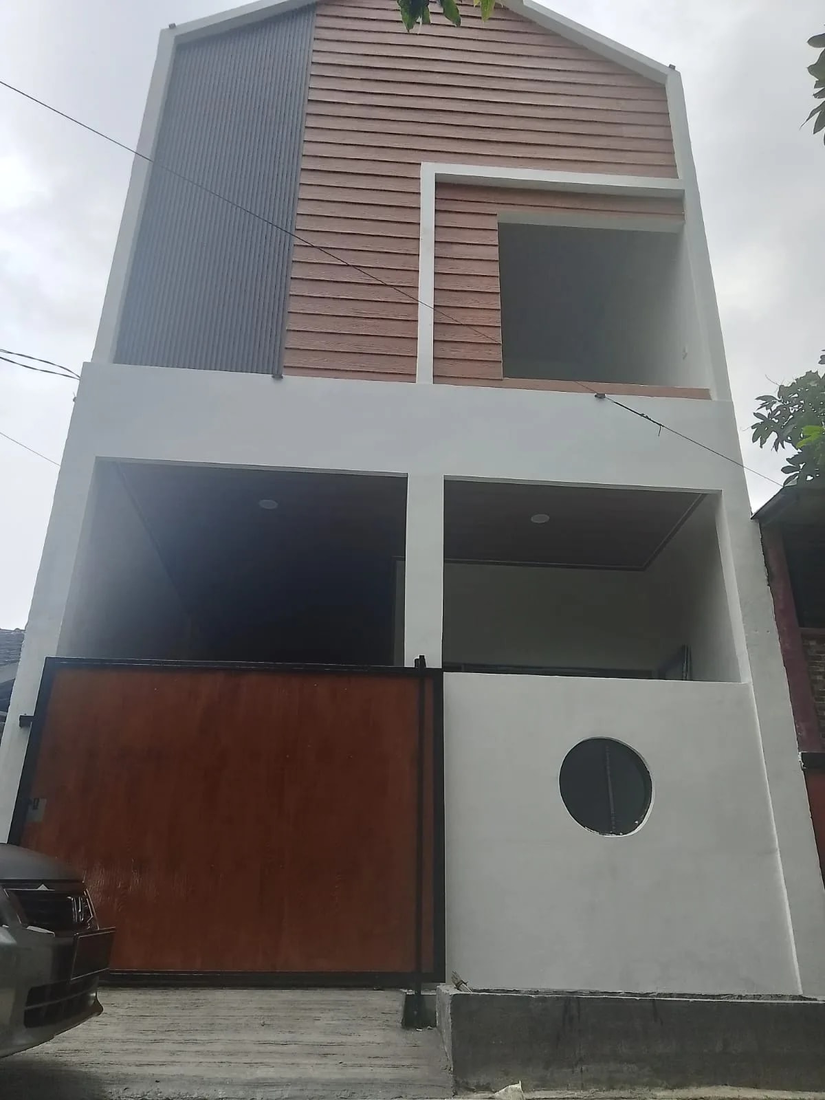 Plester dinding luar yang kokoh dengan campuran pasir silika terpilih.