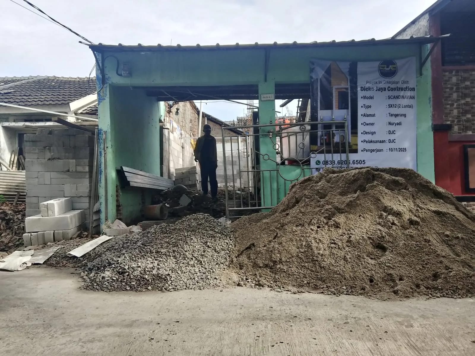 Struktur atap pelana baja ringan tinggi sebelum pemasangan genteng.