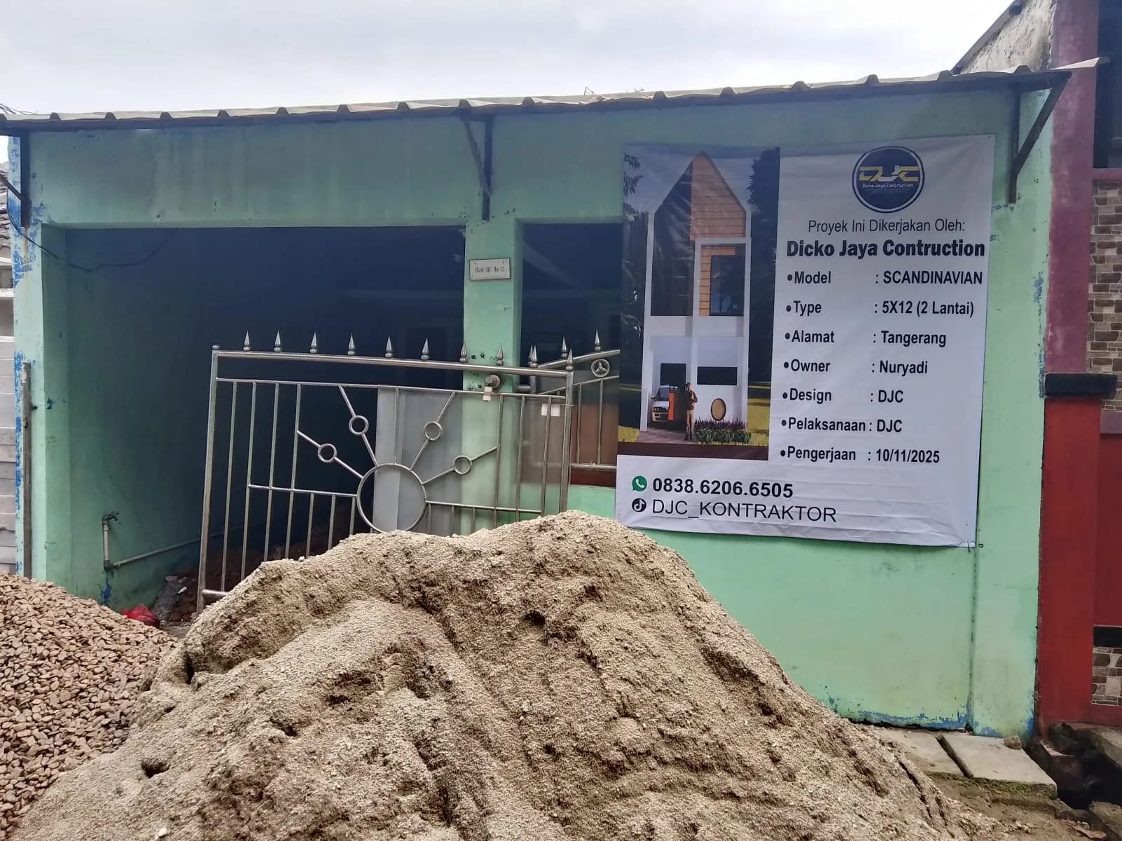Pengerjaan lantai semen ekspos area carport tahan cuaca ekstrem.