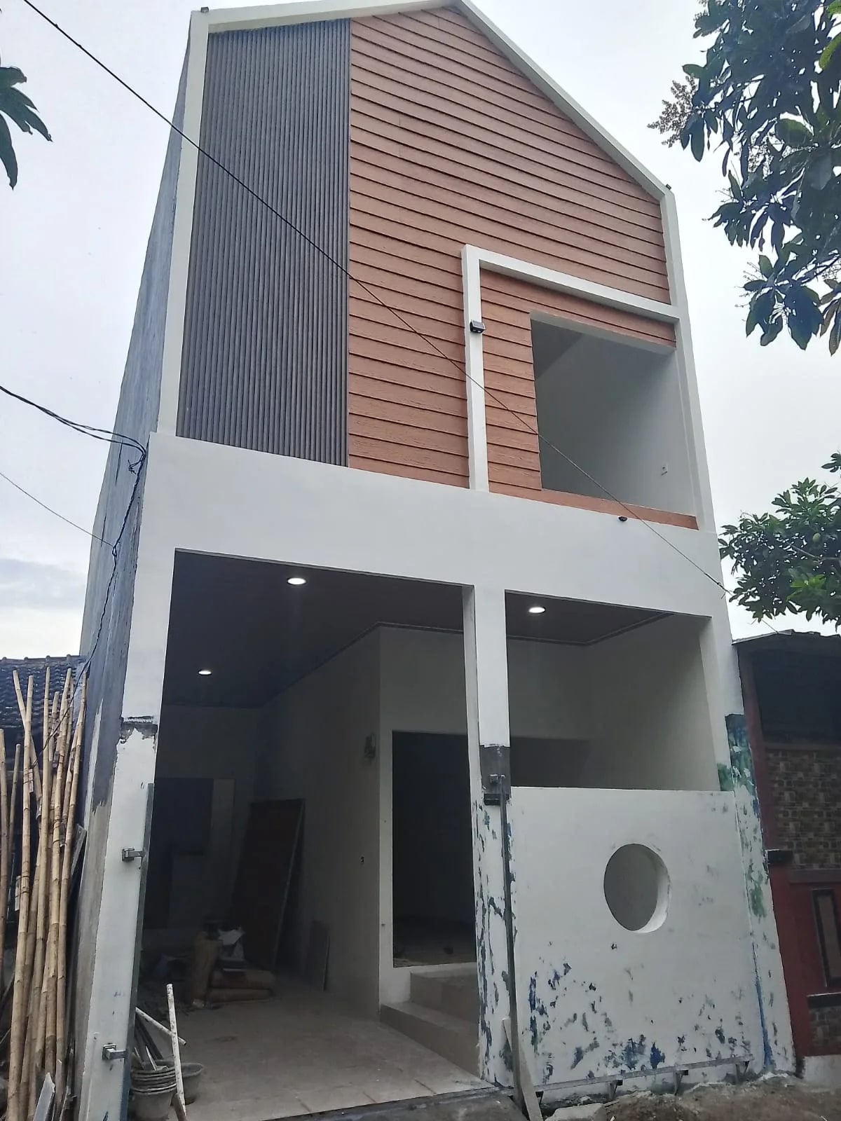 Proses finishing akhir dan pembersihan sisa material konstruksi (handover ready).