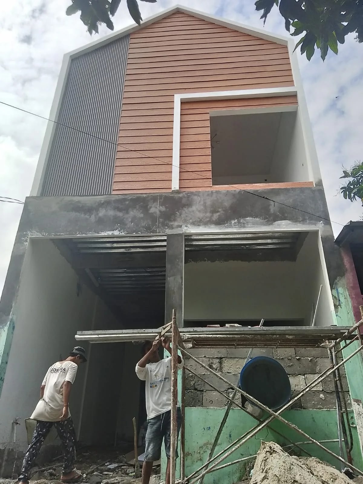 Pemasangan kusen jendela aluminium powder coating hitam anti-rayap.