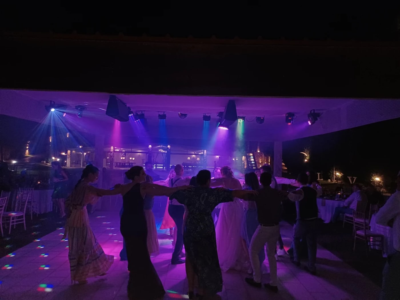 DJ και φωτισμός σε επαγγελματική εκδήλωση Music Djs Services
